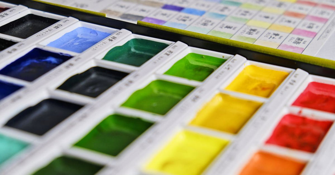 Empty magnetic makeup palette with colourful single pans arranged nearby on a clean surface, illustrating the makeup palettes buying guide for upgrading your kit.
