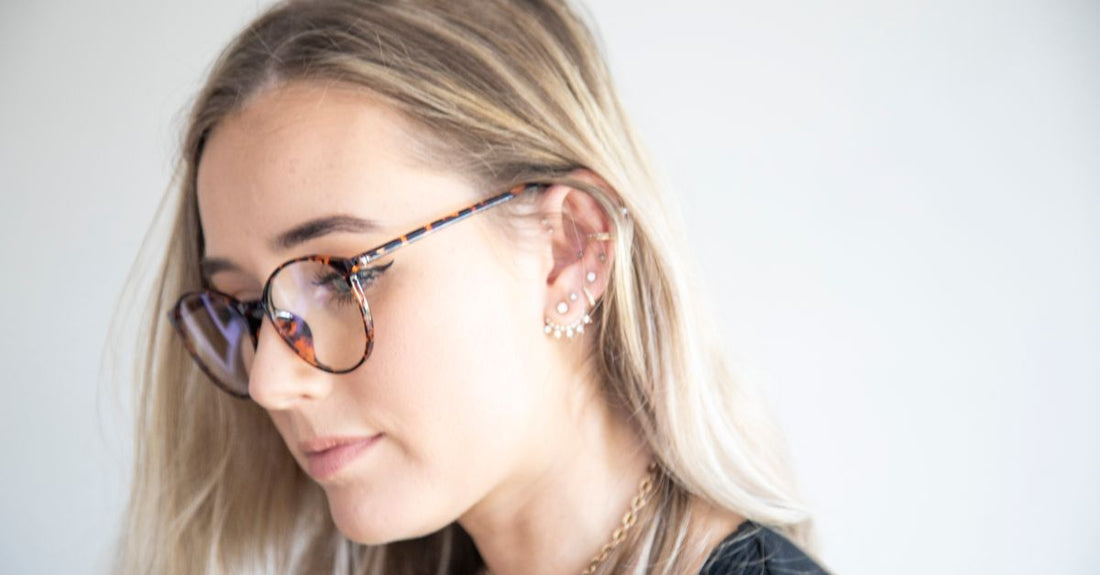 A collection of damage-free hair clips including duckbill, claw, and automatic styles on a white background, illustrating a comprehensive clips buying guide.