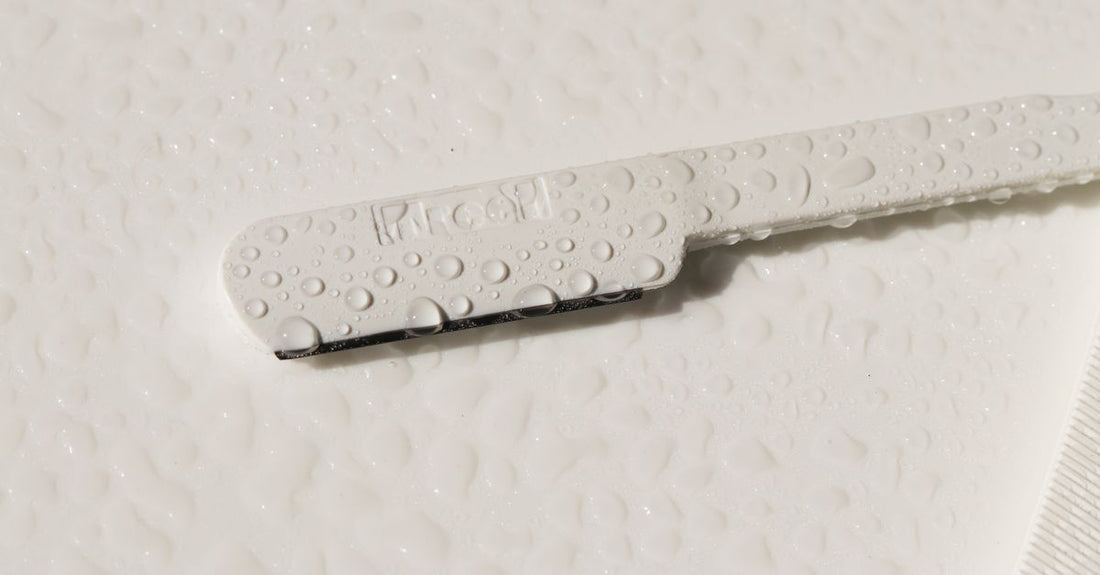 A selection of disposable razors with moisture strips and pivoting heads laid flat on a white surface, helping UK shoppers learn how to choose disposable razors.