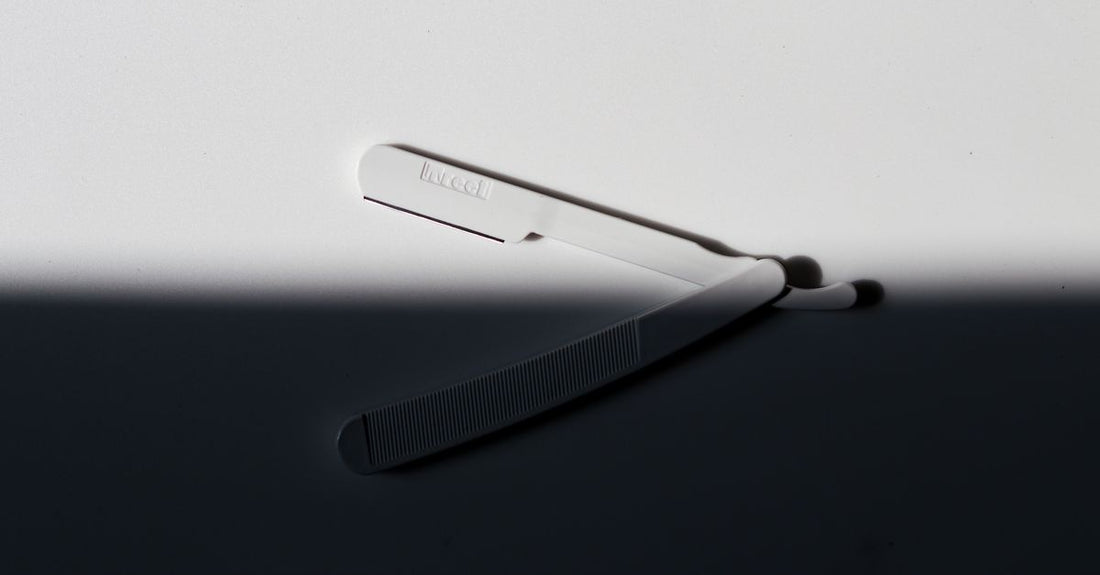 Close-up of a premium multi-blade razor cartridge, highlighting its lubricating strip and precision blades for the best cartridges 2026 shave.