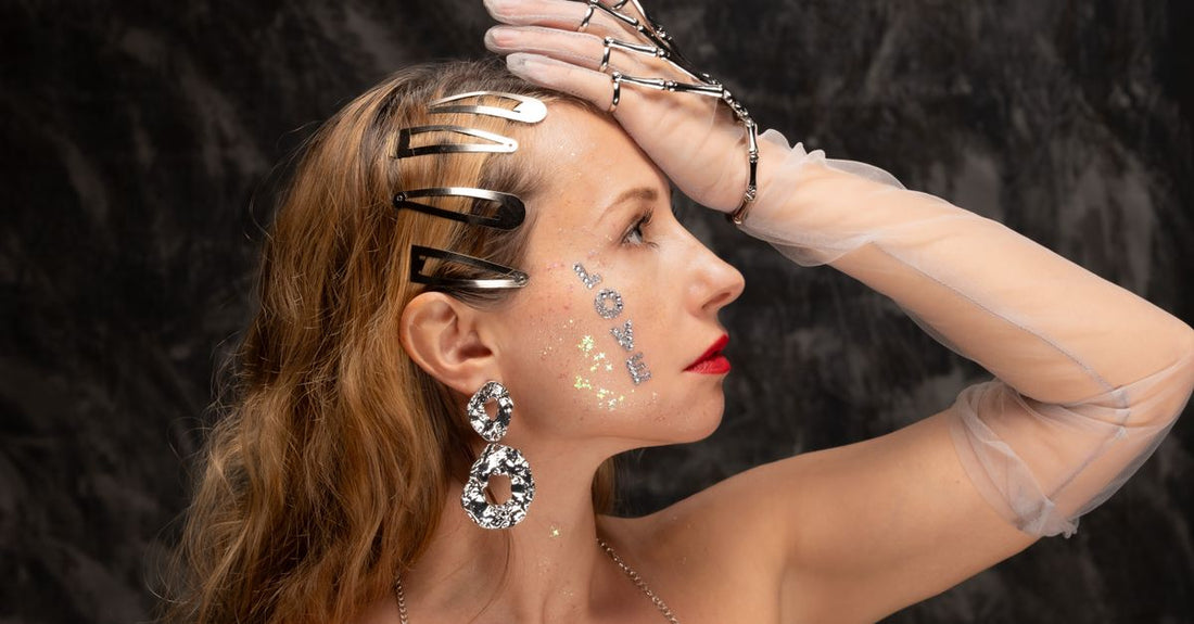 A selection of damage-free hair clips including claw clips and duckbill clips arranged on a neutral background, illustrating a clips buying guide
