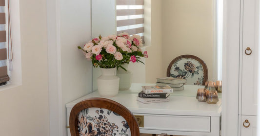 A lighted makeup mirror on a vanity desk, illustrating key features from our makeup mirrors buying guide.
