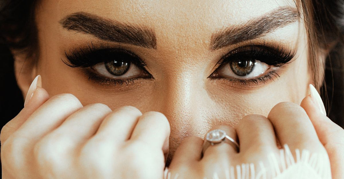 Eyebrow stamp stencil kit with powder and shaping tools, showing how to use eyebrow stamp for perfect brows.
