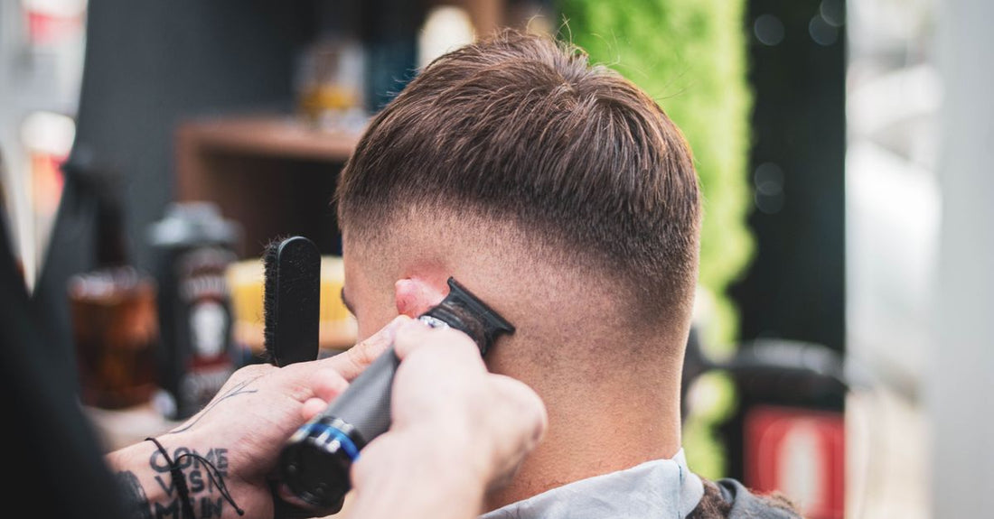 Finishing trimmers buying guide: professional cordless hair trimmer on a grooming station with accessories.