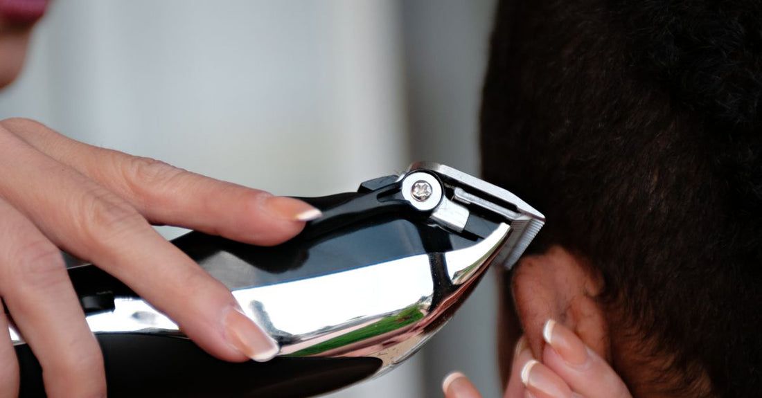 Close-up of various trimmer and clipper blades showing different materials and tooth patterns for a how to choose trimmer & clipper blades UK guide.