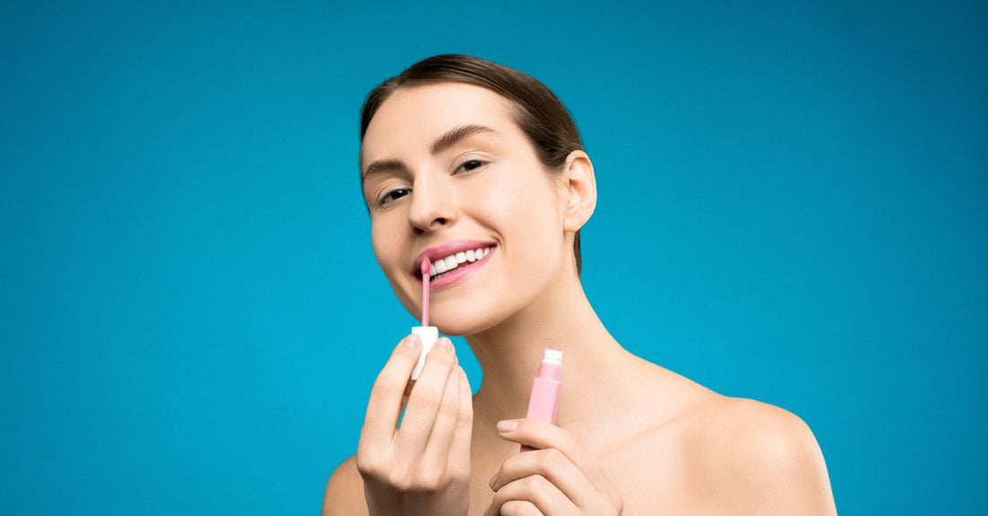 A glossy lip plumper tube and swatch on a white background, representing the best lip plumper that works UK shoppers can buy.