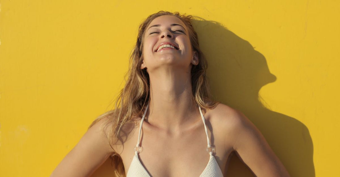 How to choose bikini trimmers: a sleek, cordless electric bikini trimmer on a clean white background.