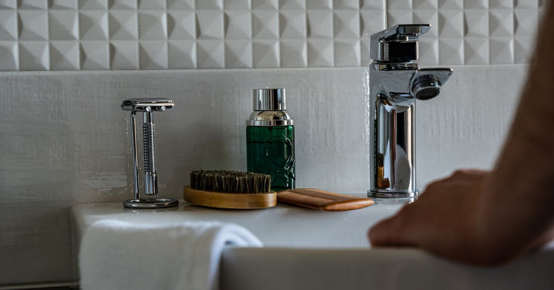 A flatlay of premium razor cartridges and a chrome handle on a neutral background, representing a cartridges buying guide.