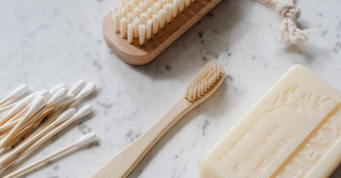 A selection of cotton swabs with different tip shapes laid out on a clean surface, illustrating how to choose cotton swabs.