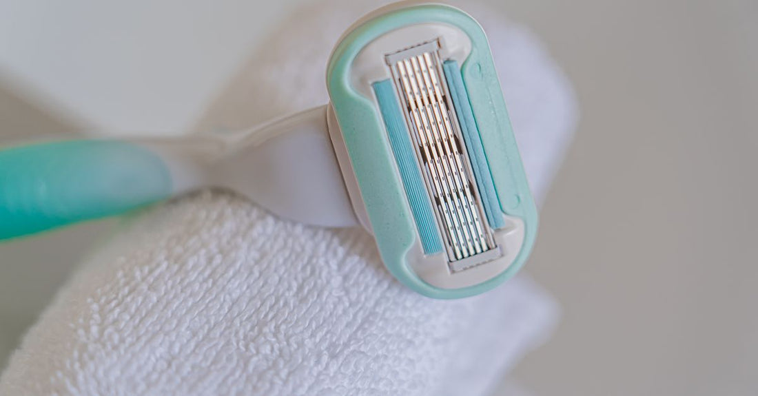 Close-up of best cartridge razors 2026 with lubricating strips and multiple blades on a clean white background.