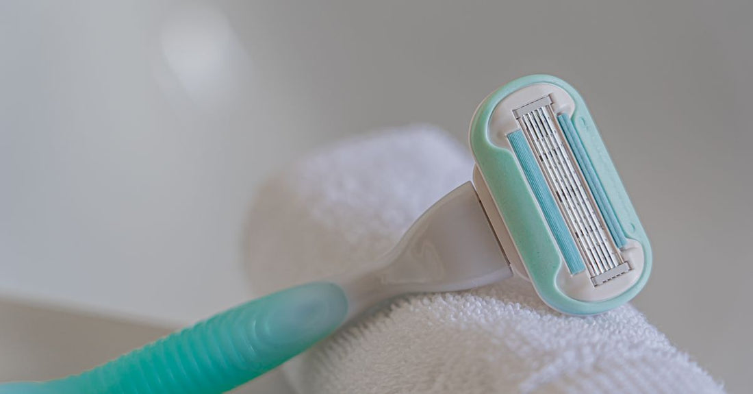 A selection of cartridge razors displayed on a clean white surface, illustrating how to choose cartridge razors for different skin types.