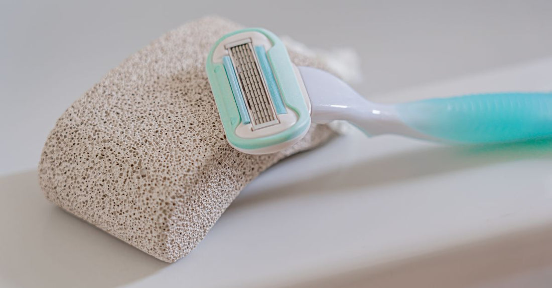 A cartridge razor with replacement blades on a clean white background, illustrating a cartridge razors buying guide for smooth skin.