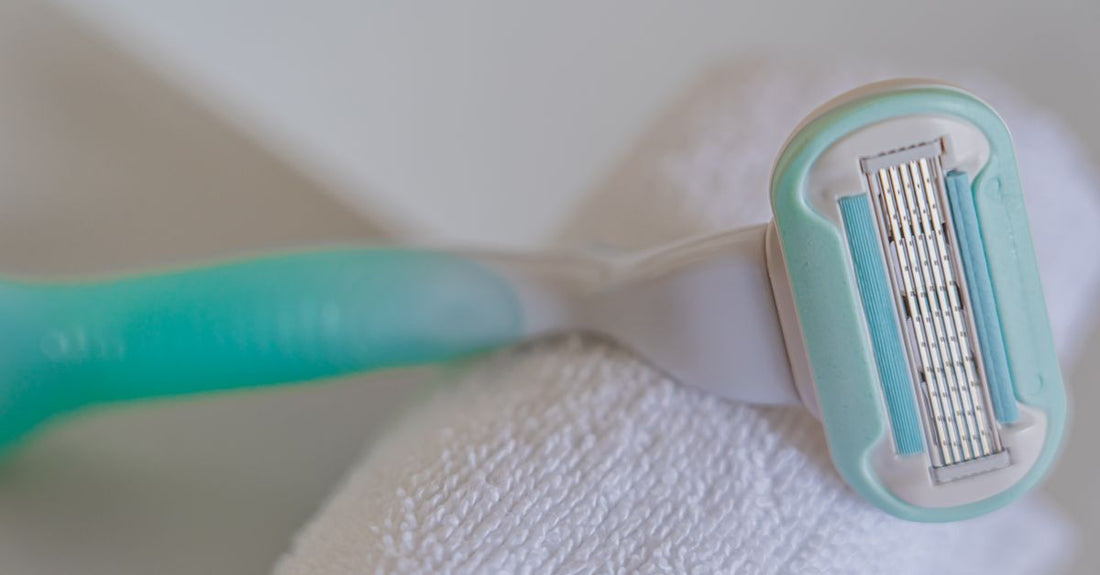 Close-up of a multi-blade cartridge razor on a clean white background, illustrating how to choose cartridge razors for a smooth shave.