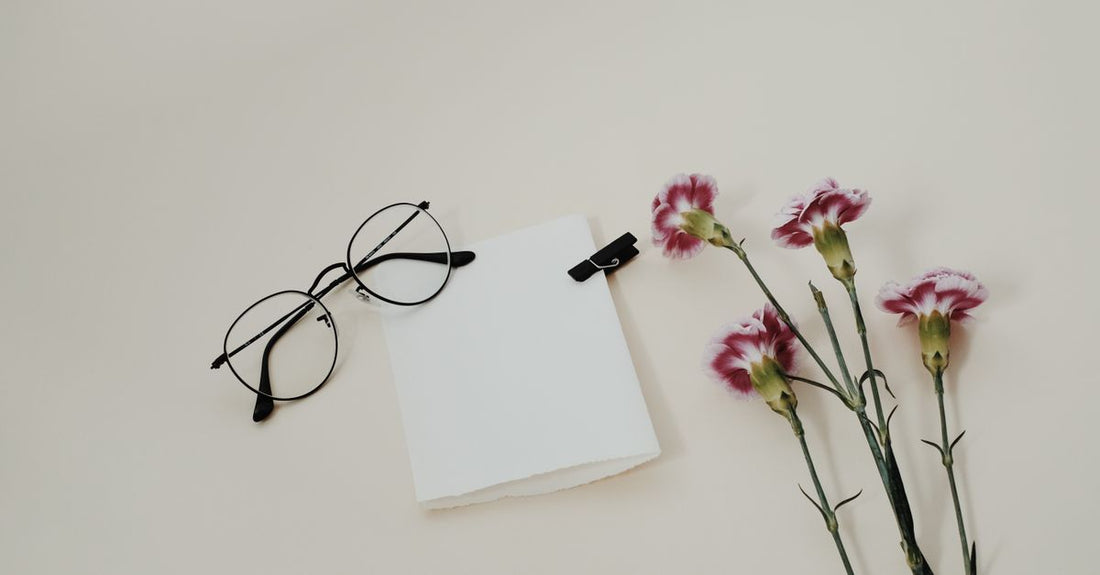 A flatlay of damage-free hair clips including claw clips and snap barrettes in tortoise shell and pastel shades, illustrating how to choose clips for hair health.