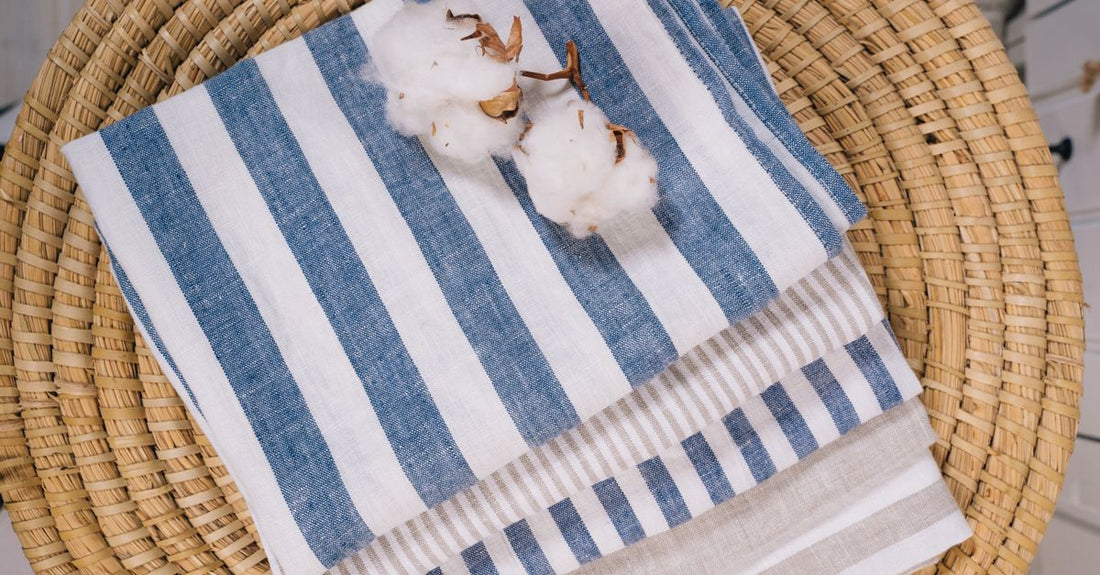 Flatlay of soft cotton face towels and towelettes, the best cloths & towelettes 2026 for a complete skincare routine.