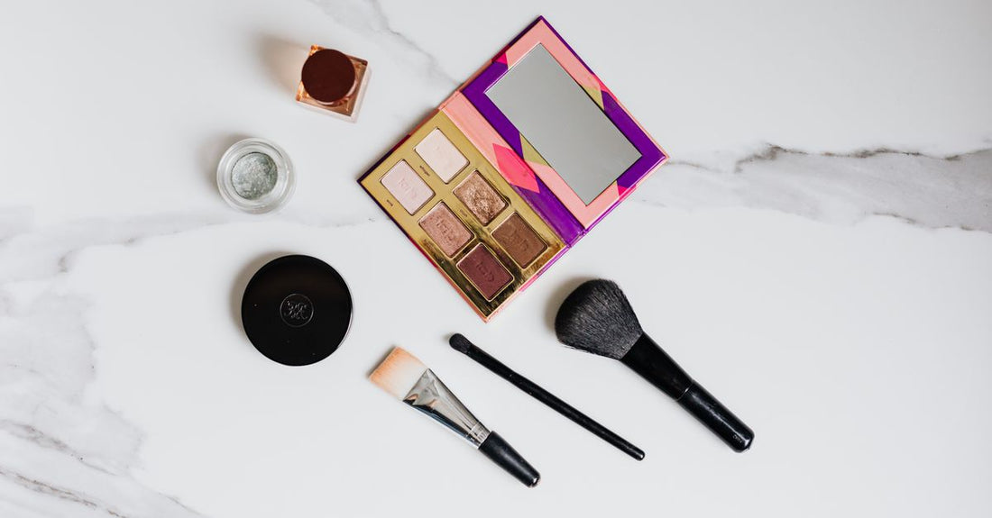 A flatlay of essential eyeshadow brushes showing different shapes for how to choose eyeshadow brushes UK