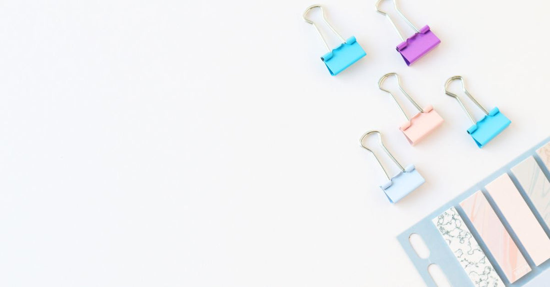 Flatlay of assorted hair clips including claw, duckbill and snap barrettes for a clips buying guide