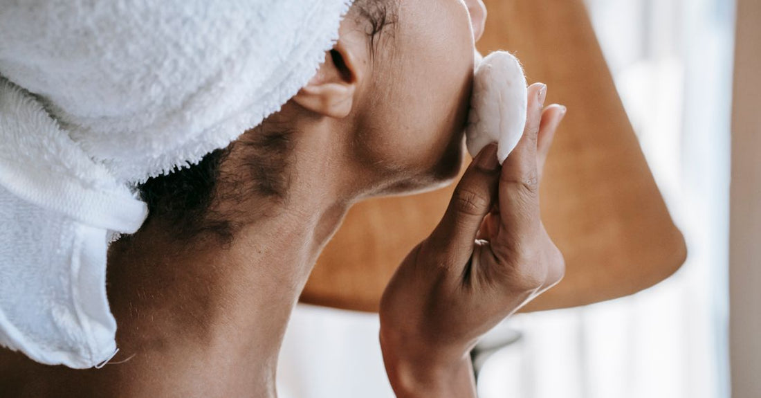 Cotton pads and rounds buying guide featuring a clean flatlay of textured and smooth white cotton pads on a marble surface.