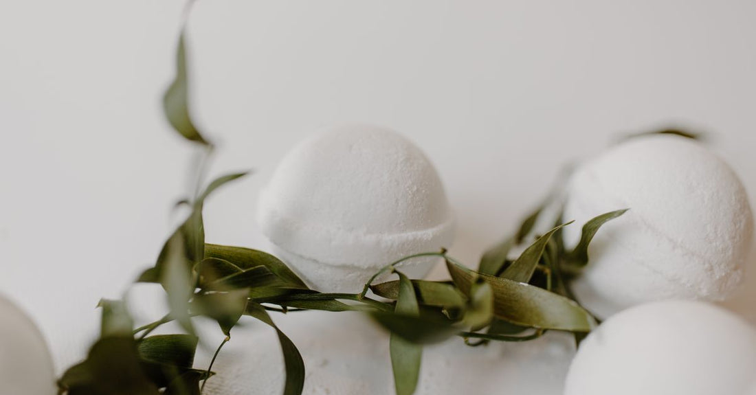 A flatlay of colourful handmade bath bombs with natural ingredients, showcasing the best bath bombs 2026 for a luxurious soak.
