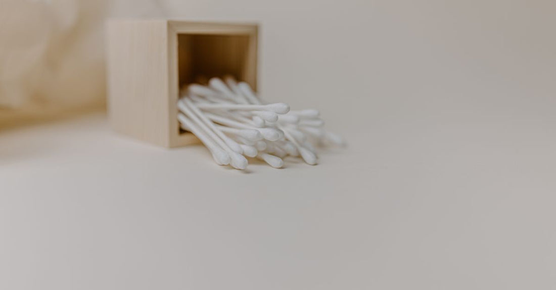A flatlay of various cotton swabs showing different tip shapes and stick materials, illustrating the cotton swabs buying guide.