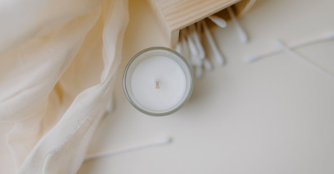 A collection of cotton swabs with bamboo sticks and a storage box, illustrating a cotton swabs buying guide for eco-friendly beauty routines.