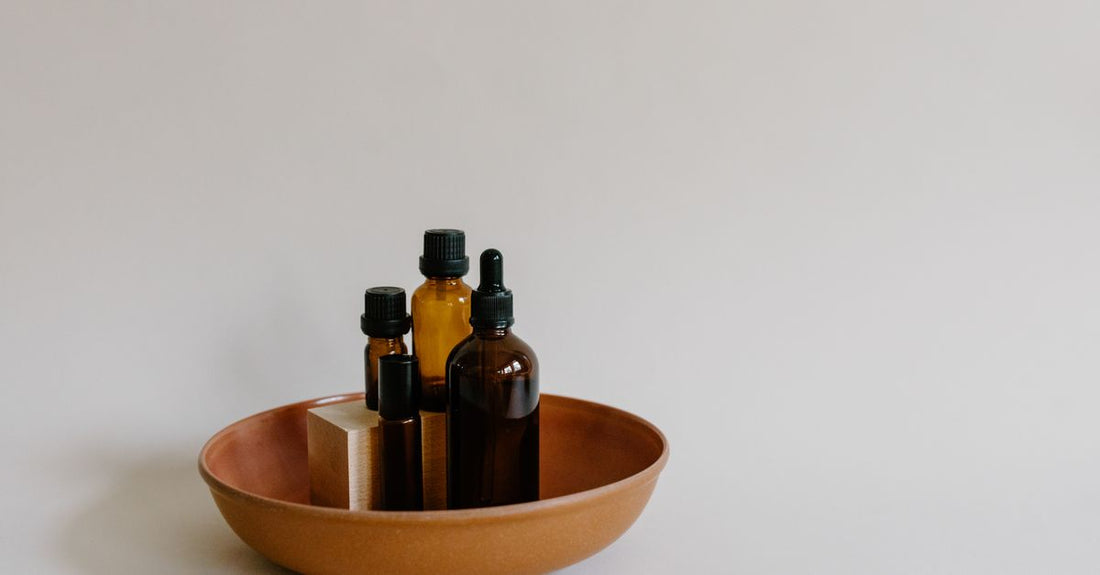 A flatlay of pregnancy-safe skincare products including stretch mark oil and cream, illustrating how to choose maternity skincare for UK mums.