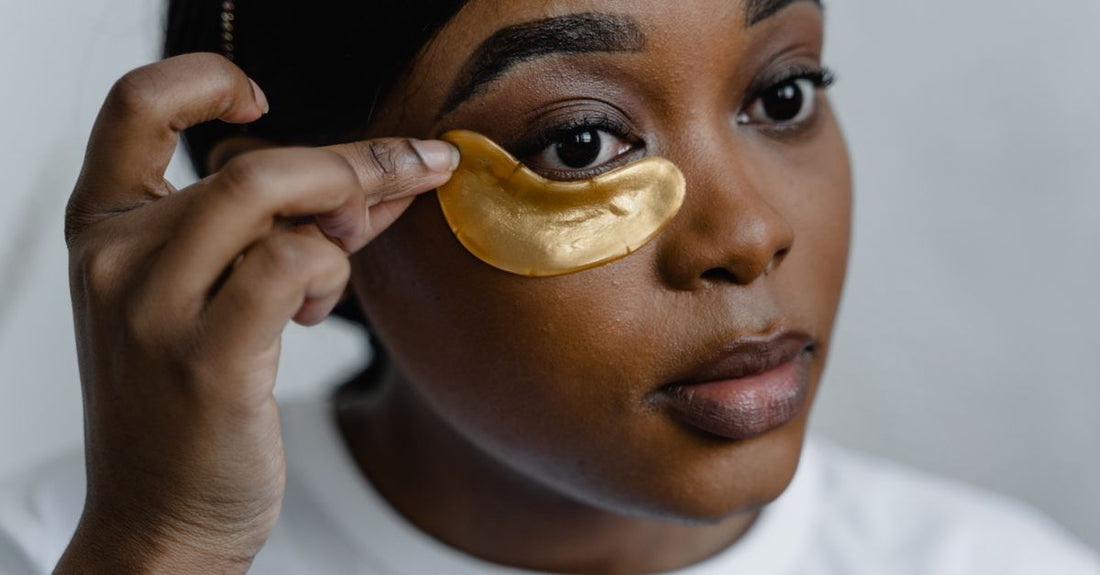 Best eye mask for dark circles UK: gold hydrogel under-eye patches on a clean surface