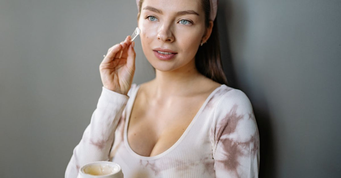 Best bleaching 2026 cream jar on a clean white background, highlighting gentle facial brightening.