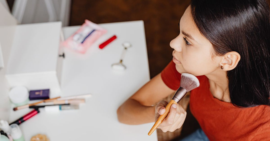 Contour brushes buying guide featuring an angled sculpting brush on a clean flatlay surface.
