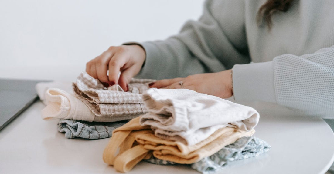 A flatlay of reusable cotton cleansing cloths and biodegradable towelettes on a marble surface, illustrating a cloths & towelettes buying guide.