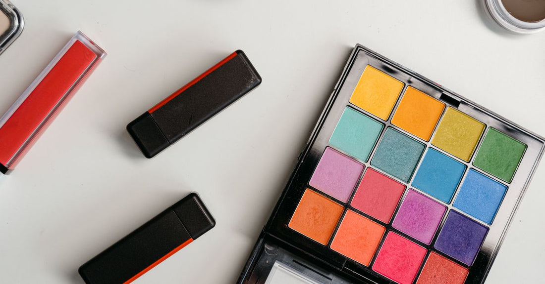A flatlay of the best eyeshadow 2026 palettes with rich, pigmented pans and soft brushes on a marble surface.