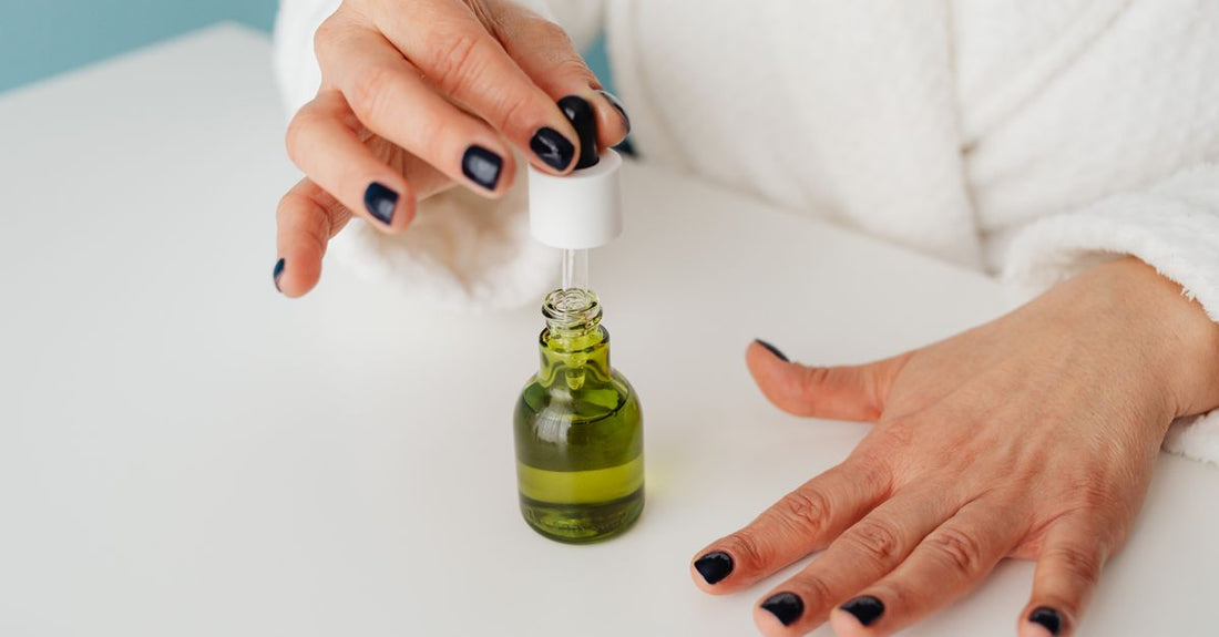 Professional acrylic liquid monomer bottle on a clean white background, illustrating an acrylic liquids buying guide for long-lasting nail extensions.