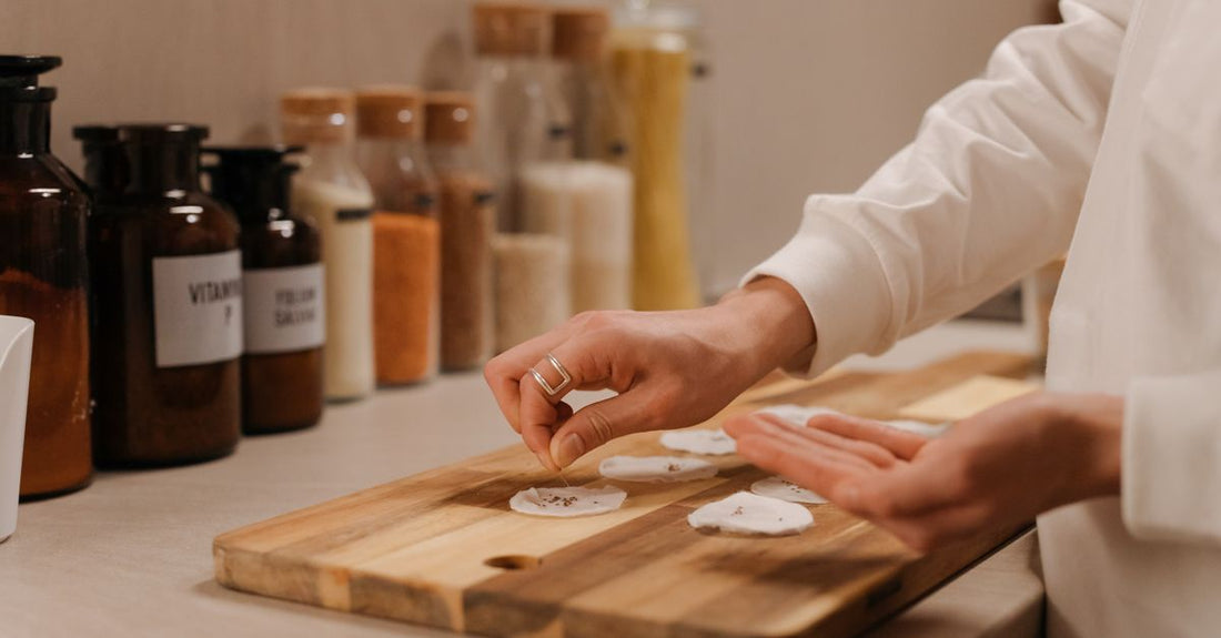 A flatlay of face moisturiser jars and tubes surrounded by skincare ingredients like hyaluronic acid and niacinamide, illustrating a face moisturizers buying guide.