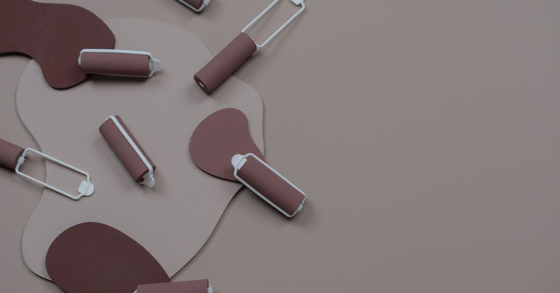A flatlay of assorted hair rollers in different sizes, including self-grip, velcro, and foam types, arranged neatly with clips on a light background for a hair rollers buying guide.