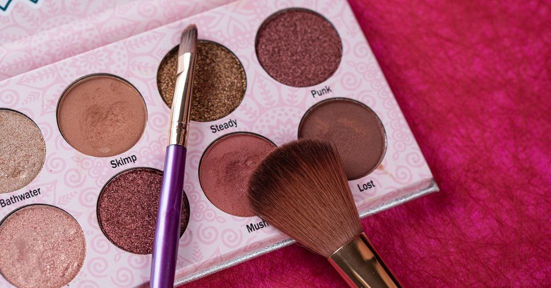 Close-up flatlay of various eyeshadow palettes with matte, shimmer and satin finishes, illustrating an eyeshadow buying guide.