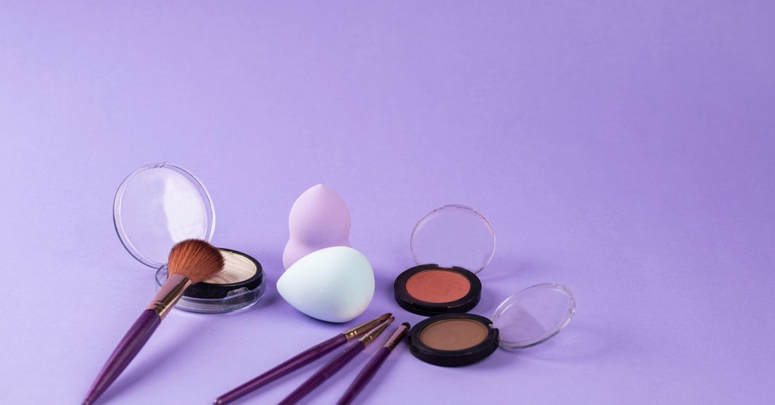 A translucent setting powder jar with a puff, demonstrating how to set makeup with powder for a flawless matte finish.