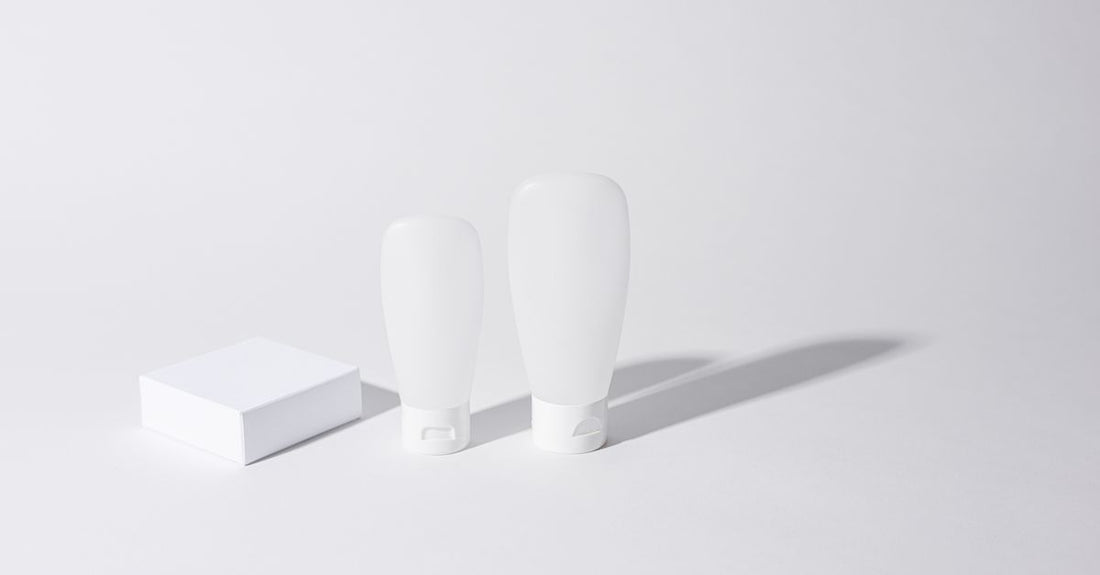 A flatlay of assorted moisturiser jars and tubes on a light surface, illustrating how to choose creams by comparing labels, textures, and key ingredients.