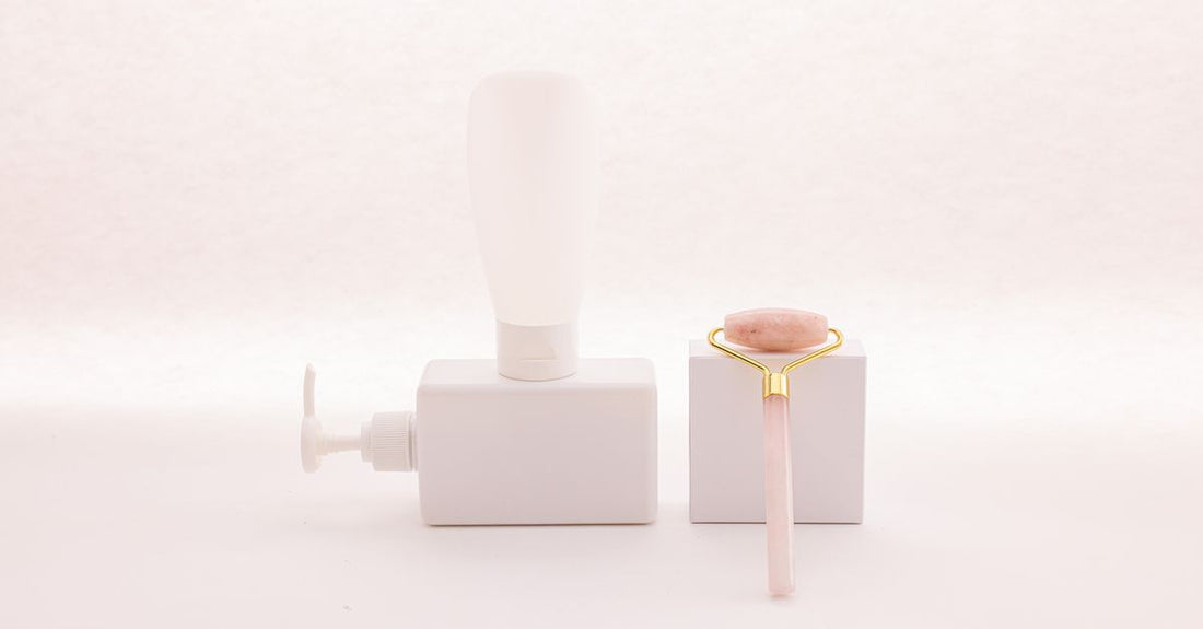 A flatlay of a white moisturiser jar surrounded by minimalist skincare tools, illustrating how to choose creams safely.