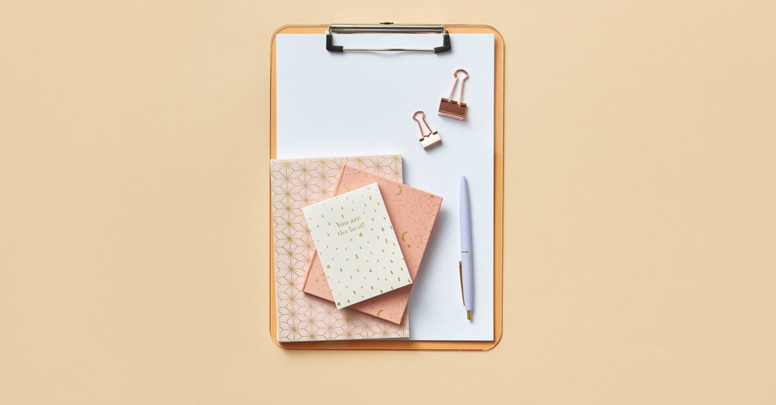 A flatlay of best clips 2026: no-crease duckbill clips, tortoise shell claw clips, and elegant automatic barrettes in a damage-free styling setup.