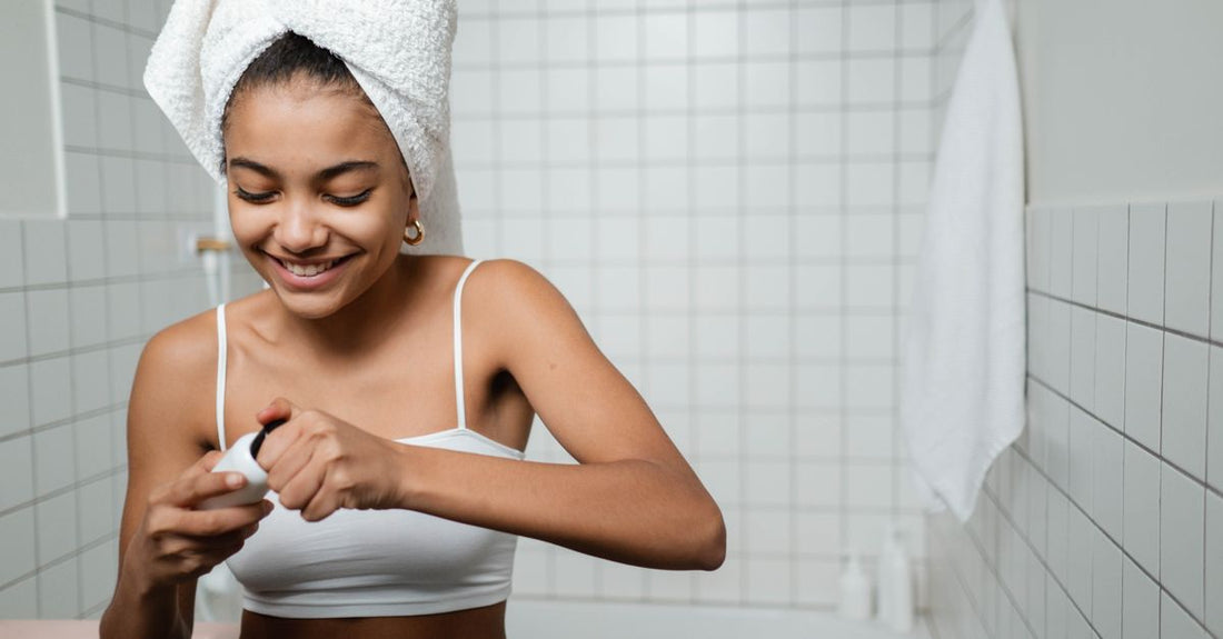 A selection of natural and synthetic bath sponges arranged on a bathroom shelf, illustrating how to choose bath sponges for different skin needs.