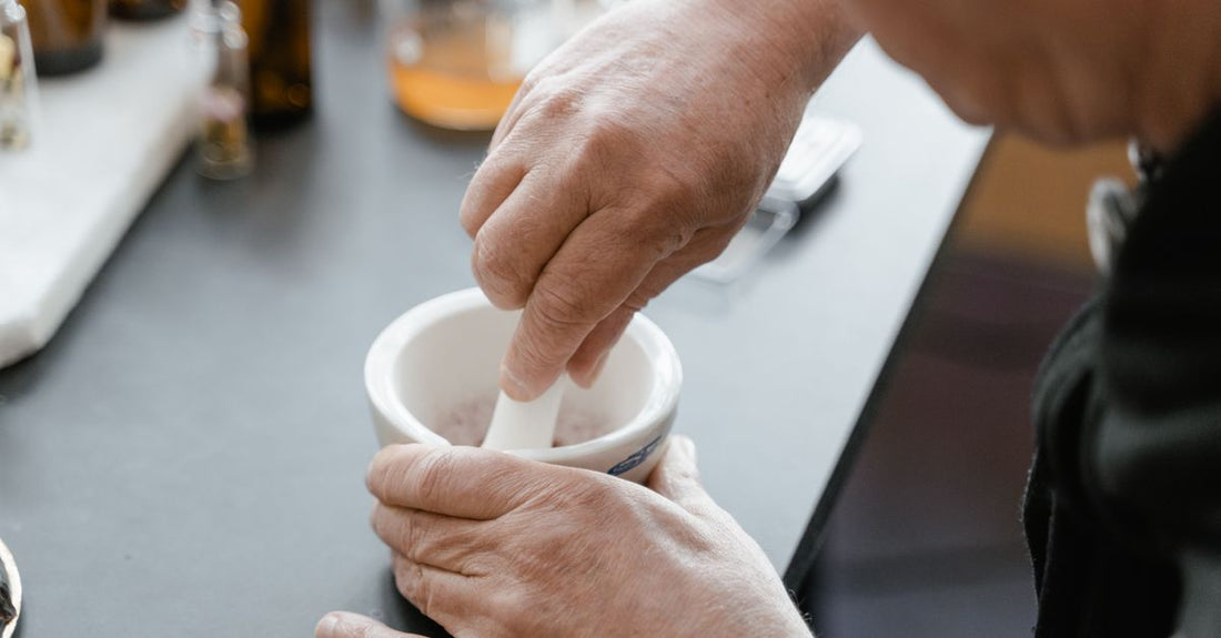 Face moisturizers buying guide showing a moisturiser jar on a laboratory bench with ingredient samples.