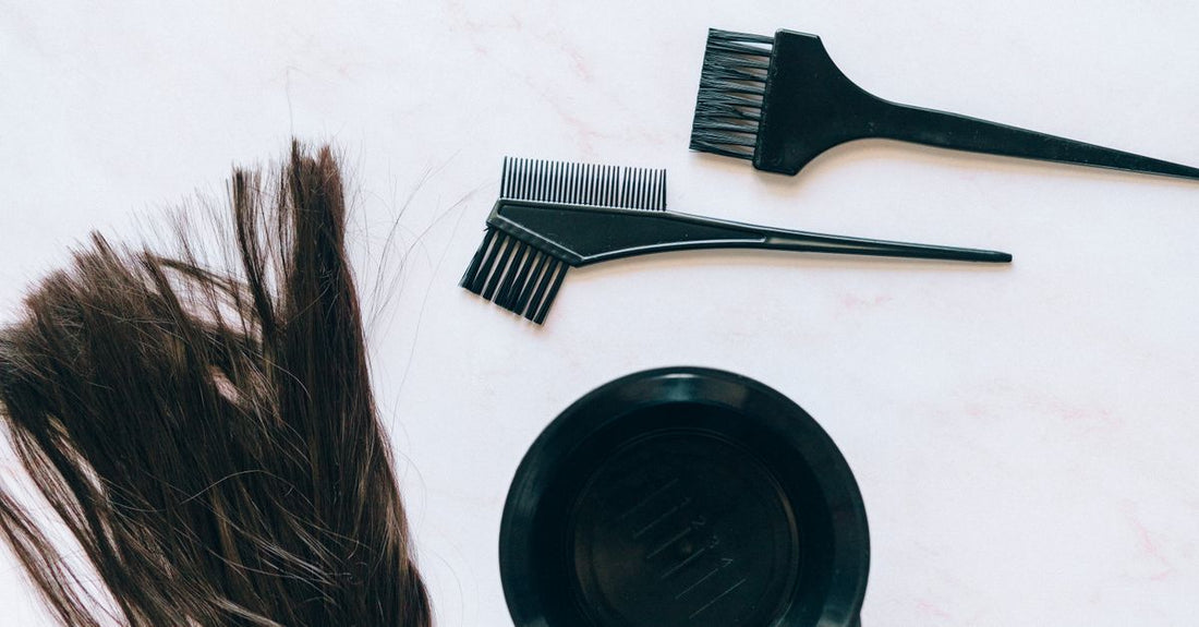 A flatlay of professional hair bleach kit components, illustrating how to use hair bleach safely at home.