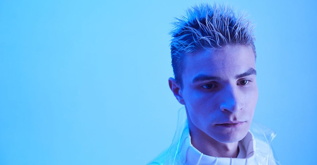 A jar of premium blue-based hair bleach powder on a white background, representing the best hair bleach UK 2026 for controlled lifting.
