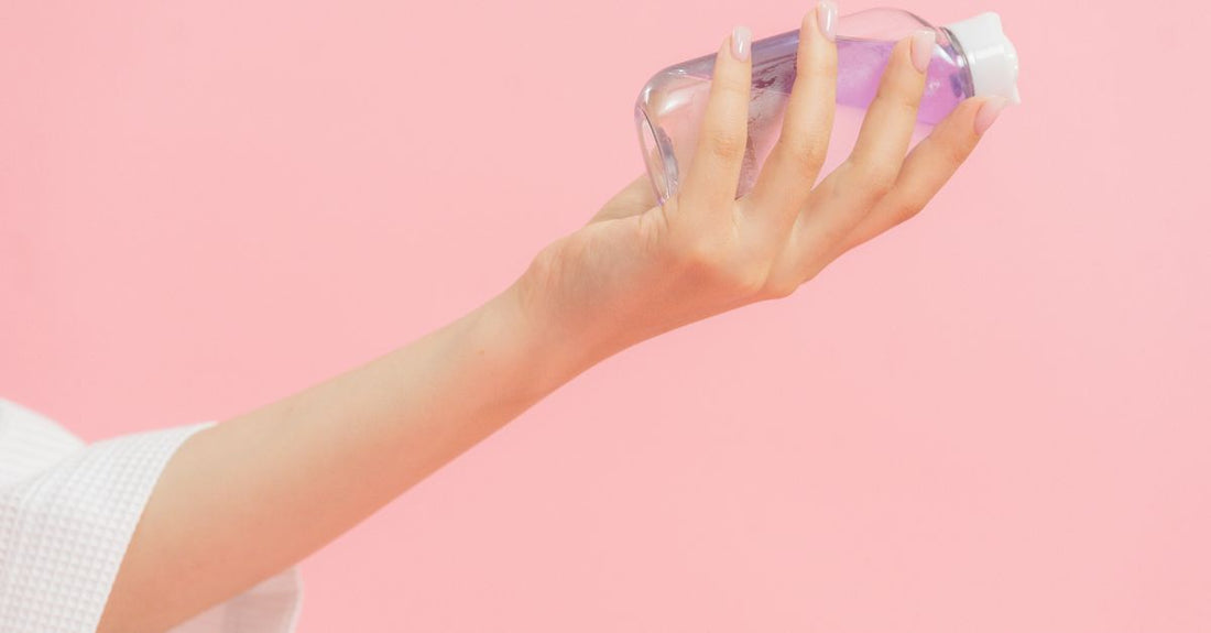 A clear acrylic liquid monomer bottle on a white background, representing how to choose acrylic liquids for UK nail enthusiasts.
