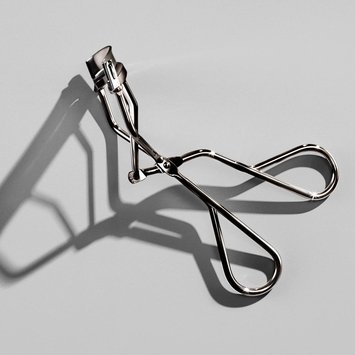Shiseido Eyelash Curler – Precision Crimp & Curl for Perfect Eye-Framing Lashes, Gentle & Safe with Replacement Pad Avelisse