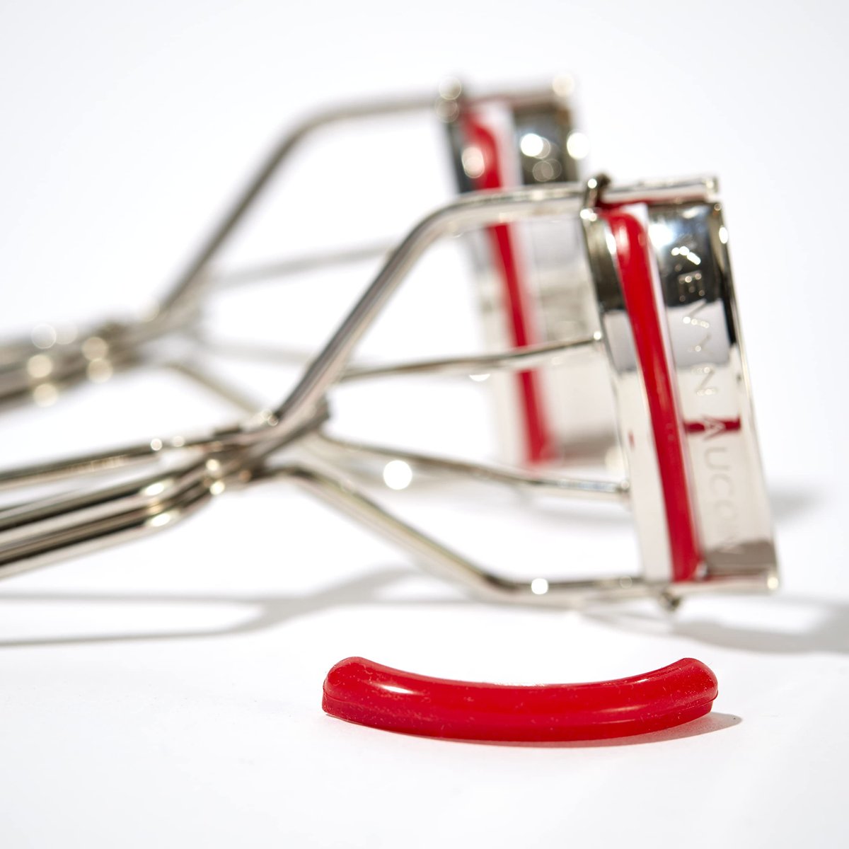 Kevyn Aucoin Eyelash Curler – Stainless Steel, Wide Opening, Red Cushions for Long-Lasting Curl Avelisse