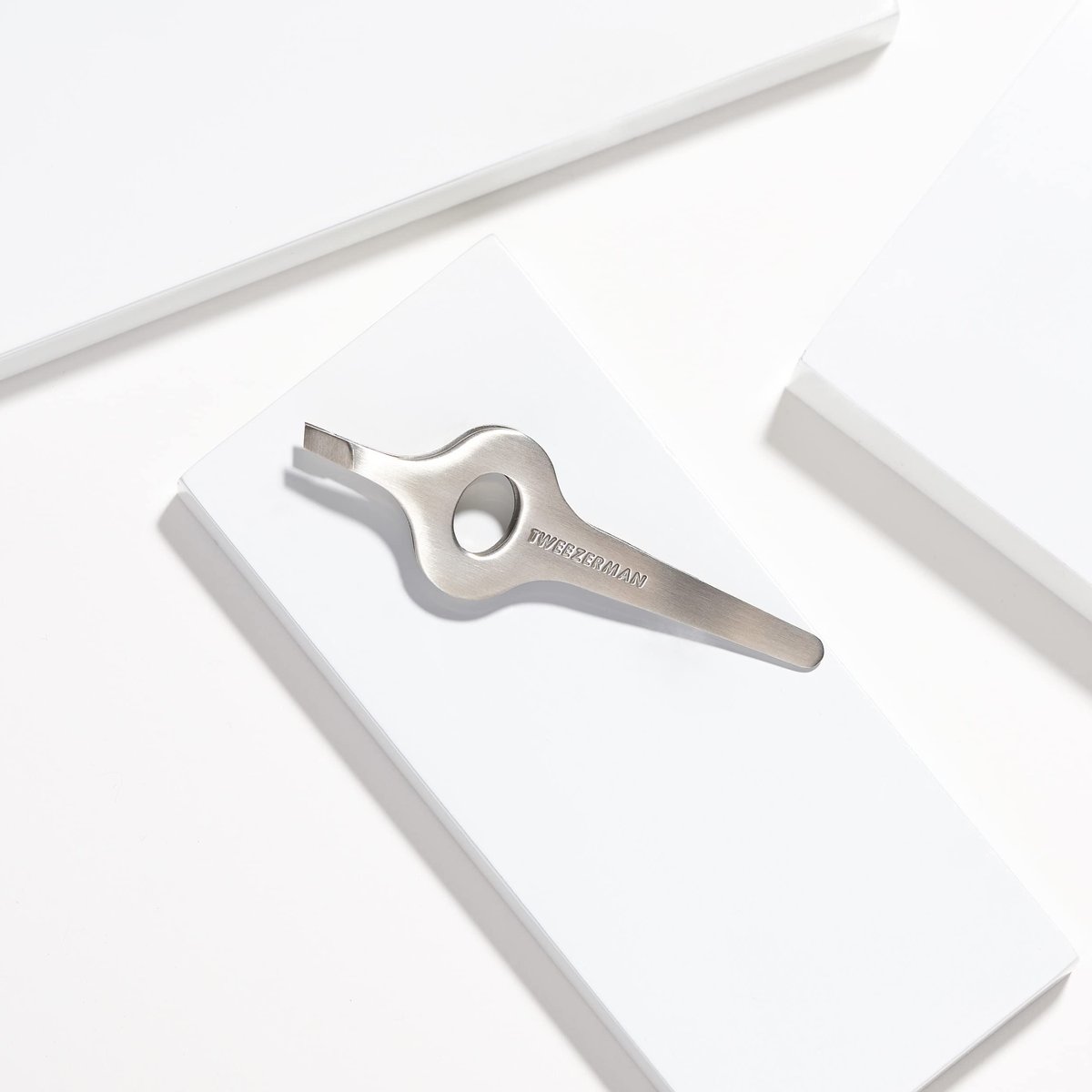 Tweezerman Wide Grip Slant Tweezer – Precision Stainless Steel Tweezers for Expert Eyebrow Grooming Avelisse