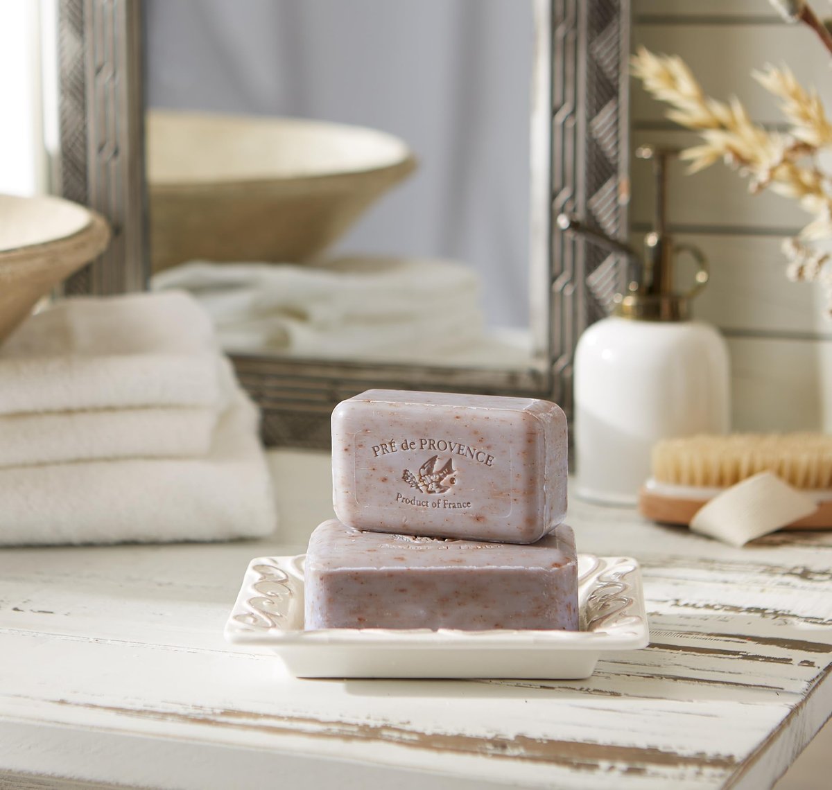 Pre de Provence Artisanal Soap Bar, Enriched with Organic Shea Butter, Natural French Skincare, Quad Milled for Rich Smooth Lather, Lavender, 8.8 Ounce Avelisse