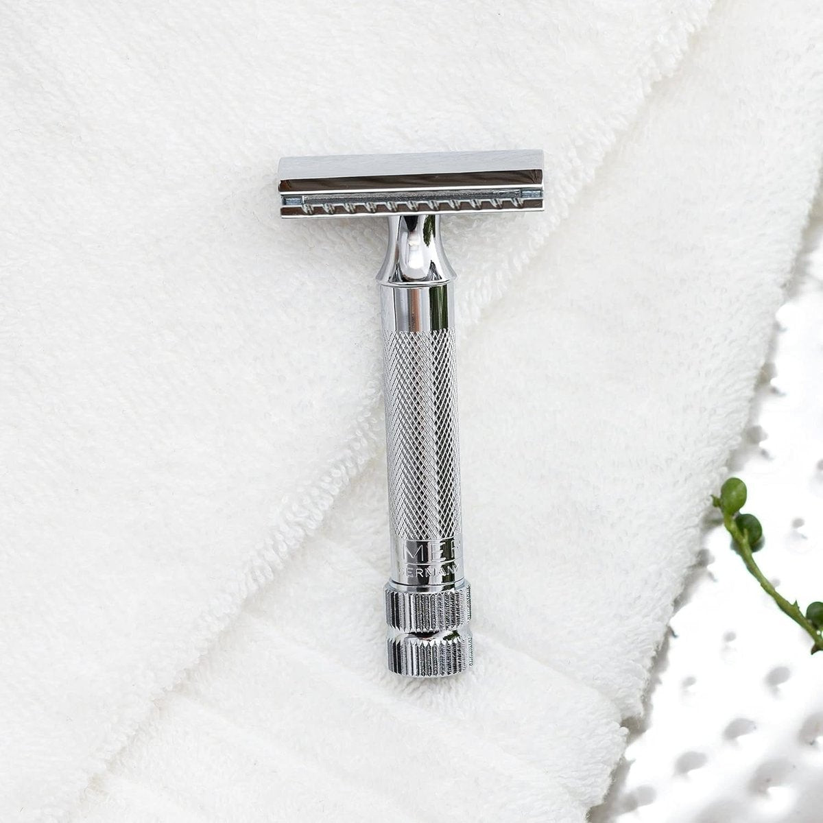 Merkur Mk34c Double Edge Safety Razor – Heavy Duty Short Handle, Bright Chrome, 1 Count Avelisse
