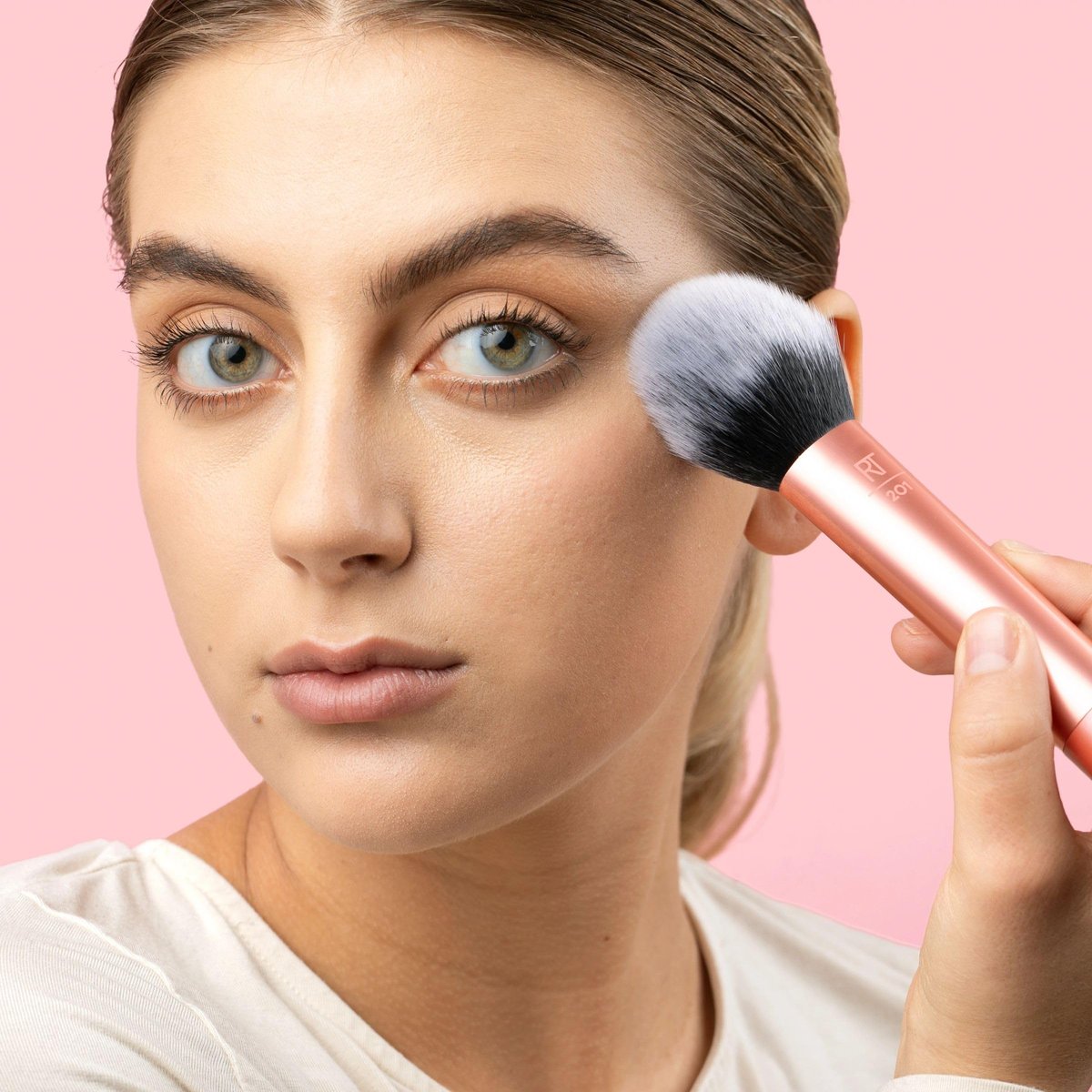 Real Techniques Cruelty Free Powder Brush – Ultra Plush Custom Cut Synthetic Bristles for Flawless Bronzer & Powder Application - görsel 7